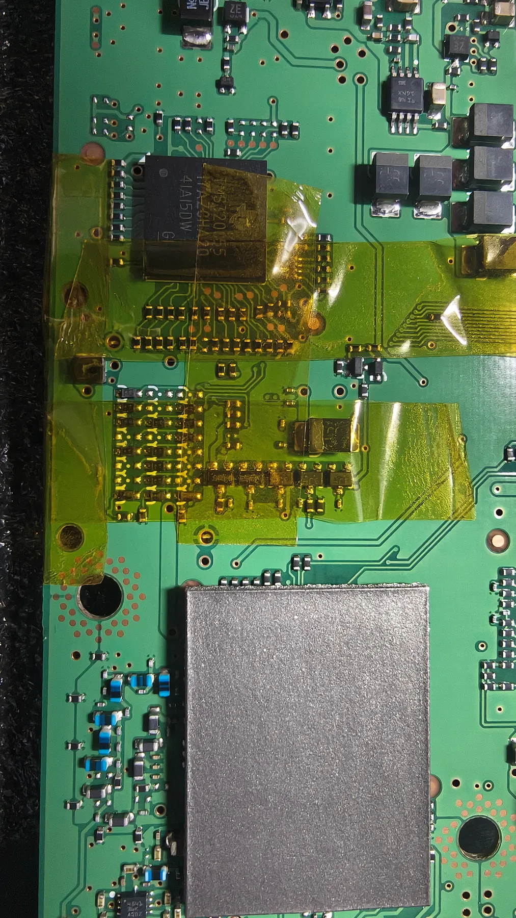 Segundo intento, con la placa en vertical: dos tiras de kapton bien estiradas, una sobre el DSP y otra sobre la matriz de diodos y los componentes de alrededor.