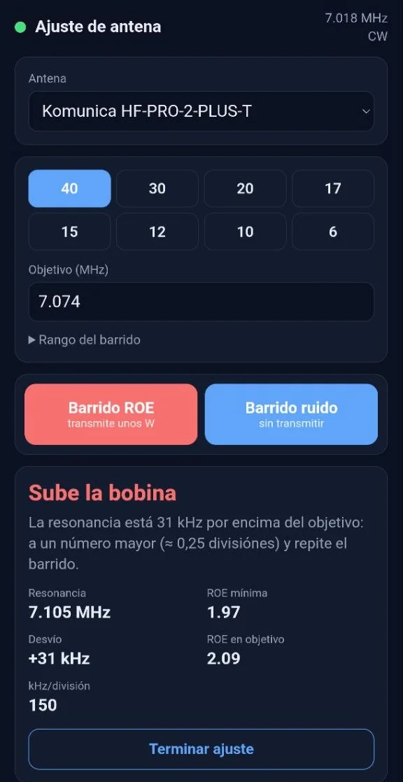 La página de antena en el móvil, en modo oscuro: la antena activa, Komunica HF-PRO-2-PLUS-T; los botones de banda con 40 m elegida; el objetivo, 7,074 MHz; los botones Barrido ROE y Barrido ruido, y el veredicto «Sube la bobina» con la resonancia en 7,105 MHz, ROE mínima 1,97, desvío +31 kHz, ROE en el objetivo 2,09 y 150 kHz por división.